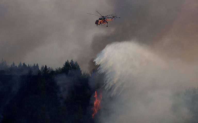 Φωτιές: Μάχη με τις αναζωπυρώσεις σε Εύβοια και Αρκαδία