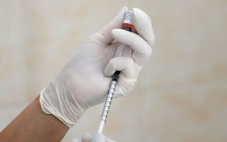 Θ. Βασιλακόπουλος: Τρίτη δόση εμβολίου στο 4μηνο για να μειωθεί ο κίνδυνος μετάδοσης