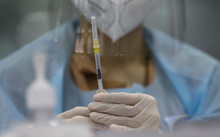 CDC: Τι πρέπει να κάνουν οι πλήρως εμβολιασμένοι που θα έρθουν σε επαφή με επιβεβαιωμένο κρούσμα