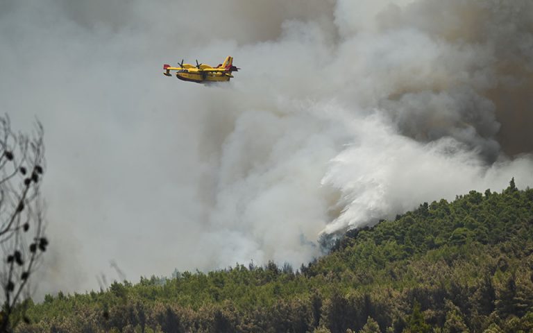 Φωτιές: Πύρινος εφιάλτης στη βόρεια Αττική, εκκενώνονται χωριά σε Ηλεία και Εύβοια
