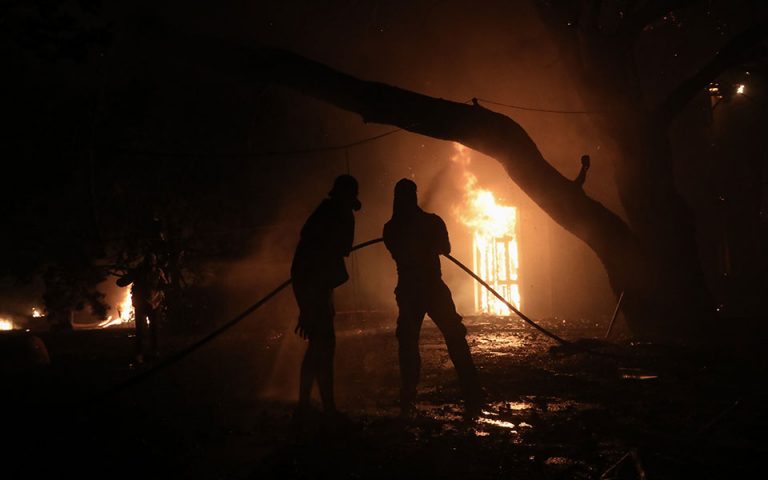 Πύρινος εφιάλτης: Ολονύχτια μάχη με τις φλόγες στην Βαρυμπόμπη