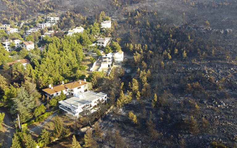 Φωτιές: Πάνω από 260 μη κατοικήσιμες κατοικίες