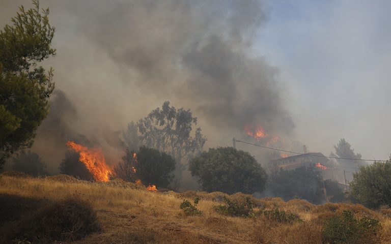 Μάχη για να ανακοπεί η πορεία της πυρκαγιάς σε Κερατέα και Βίλια – Ζημιές σε σπίτια