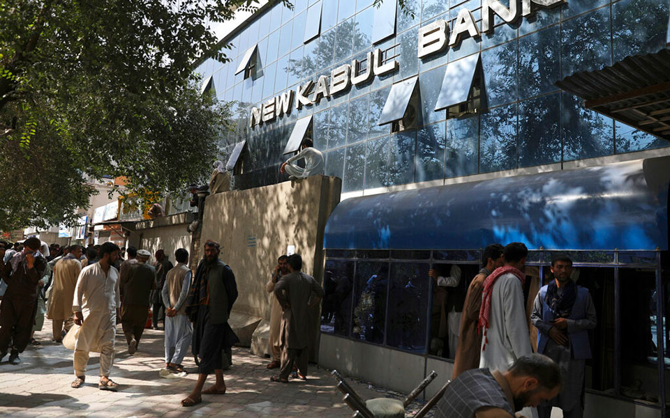 Αφγανιστάν: Χωρίς χρήματα οι κάτοικοι της Καμπούλ παρά το άνοιγμα των τραπεζών