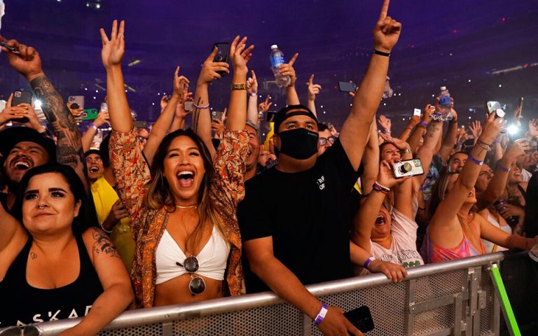 ΗΠΑ: Υποχρεωτική χρήση μάσκας σε υπαίθρια φεστιβάλ και συναυλίες στο Λος Άντζελες