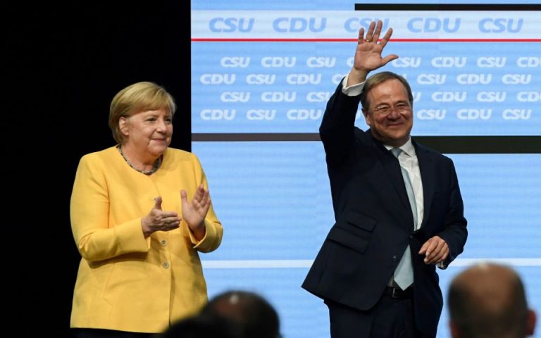 Γερμανία: Η Μέρκελ μπαίνει στην προεκλογική μάχη για να στηρίξει τον Άρμιν Λάσετ