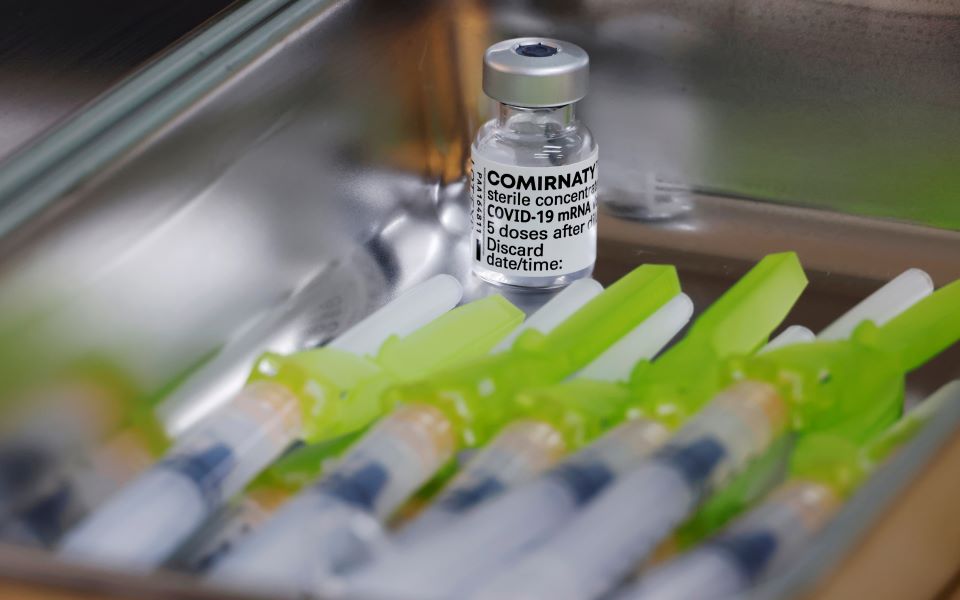Μόσιαλος: Αποτελεσματικά τα εμβόλια Pfizer, Moderna, AstraZeneca κατά της Δέλτα