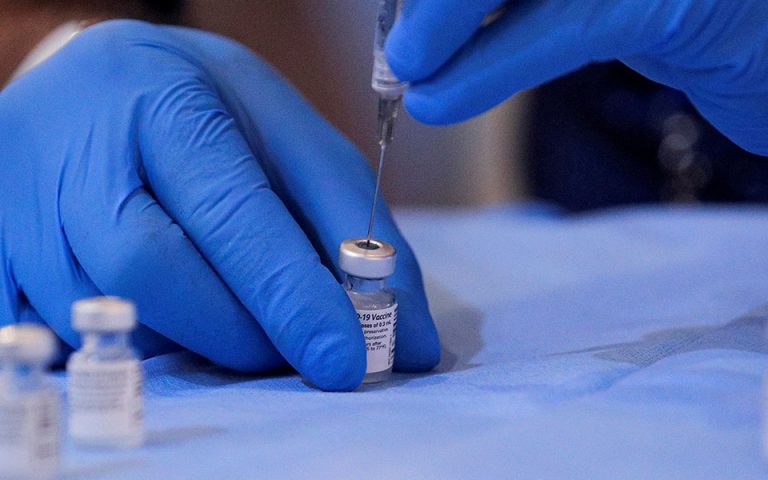 Τρίτη δόση εμβολίου: Ενδείξεις «τιθάσευσης» της μετάλλαξης Δέλτα στο Ισραήλ – Τι δείχνουν τα πρώτα στοιχεία