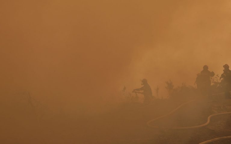 Τήνος: Μαίνεται φωτιά σε χαμηλή βλάστηση, εκκενώθηκαν τρεις οικισμοί