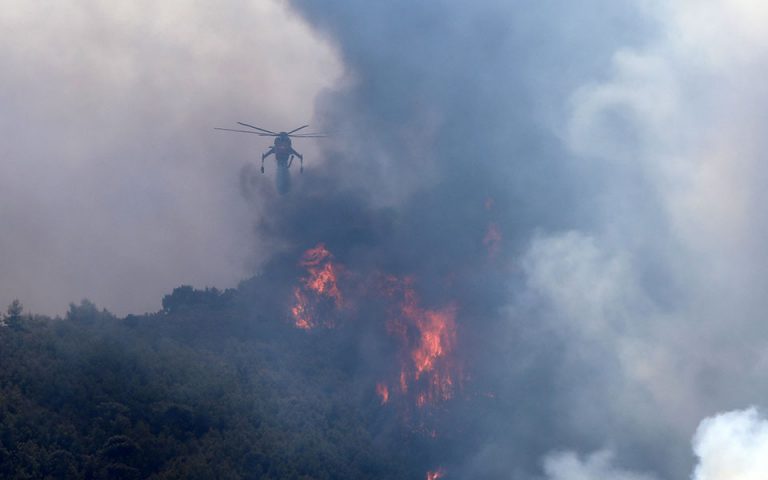 Μαίνεται η πυρκαγιά στα Βίλια – Αγωνία για τους οικισμούς