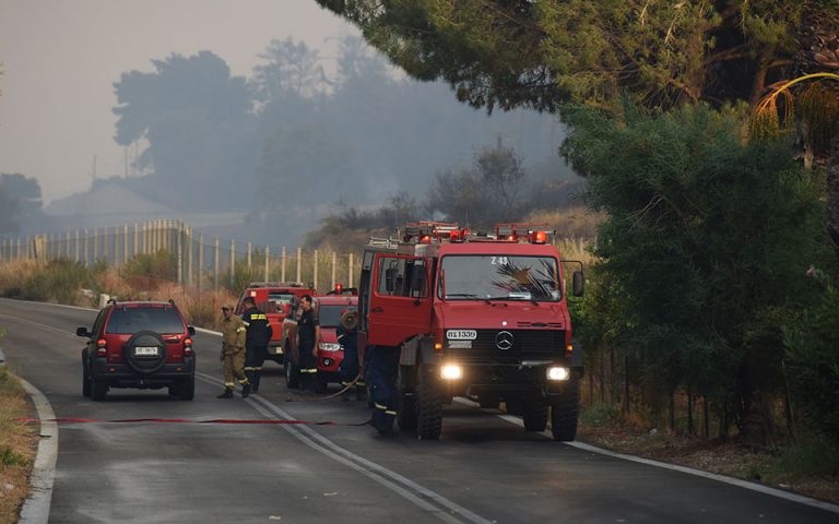 Μεγάλες διαστάσεις έχει λάβει η πυρκαγιά στην Κερατέα, φωτιά και στα Βίλια – Εντολή για εκκενώσεις οικισμών