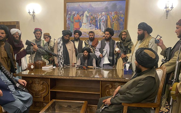 Στον έλεγχο των Ταλιμπάν το Αφγανιστάν δύο δεκαετίες μετά την ανατροπή τους – Απομακρύνθηκαν οι περισσότεροι δυτικοί διπλωμάτες