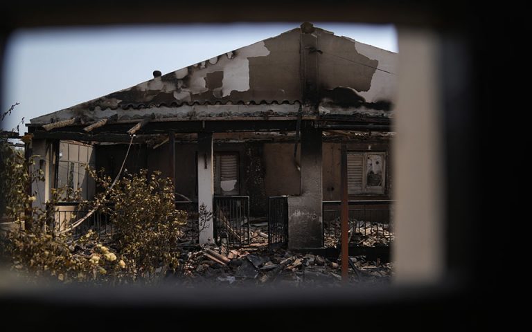 Χαρδαλιάς για φωτιά στη Βαρυμπόμπη: Διάσπαρτες αναζωπυρώσεις – Ο πρώτος απολογισμός