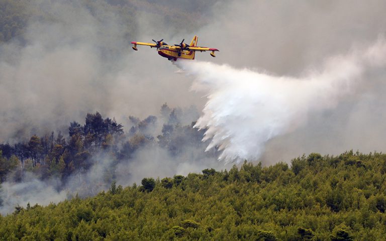 Φωτιά στα Βίλια: Προς εκκένωση ο οικισμός