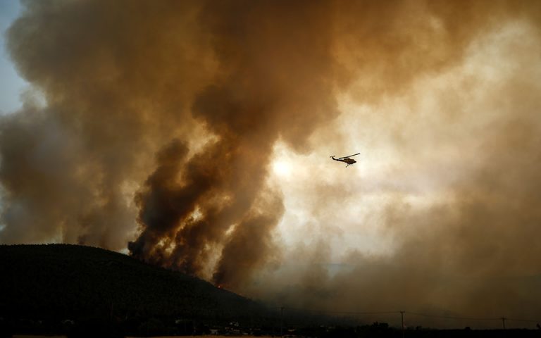 Φωτιά στα Βίλια: Πύρινο μέτωπο 20 χιλιομέτρων – Νότια κινείται η φωτιά (βίντεο)