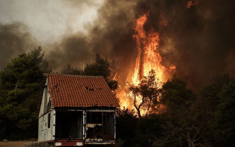 Φωτιά στα Βίλια: Ανεξέλεγκτη η πυρκαγιά – Εισήγηση για εκκένωση πέντε οικισμών