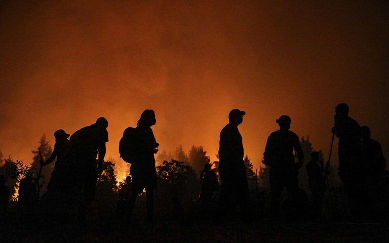 Φωτιές στη Μάνη: Εξακολουθεί να καίει το μέτωπο στη Δεσφίνα – Αναζωπύρωση κοντά στη μονή Τσίγκου