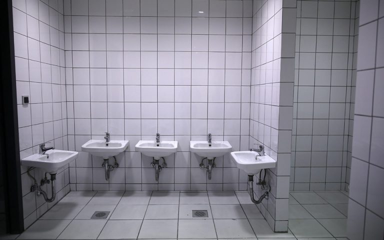 Κορωνοϊός – Έρευνα: Μικρός ο κίνδυνος να κολλήσει κανείς Covid σε δημόσια τουαλέτα