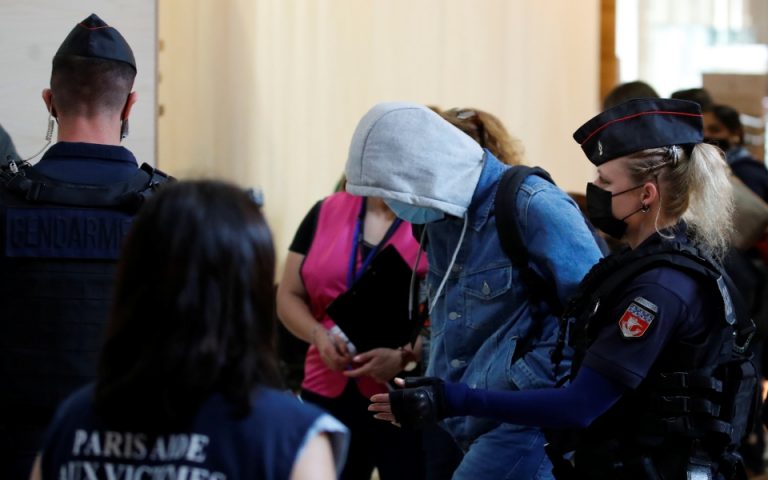Δίκη για τις επιθέσεις του 2015 στο Παρίσι: Ο Αμπντεσλάμ «αθωώνει» τρεις συγκατηγορούμενούς του