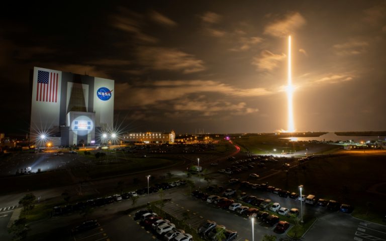 SpaceX: Πρώτη διαστημική πτήση μόνο με πολίτες
