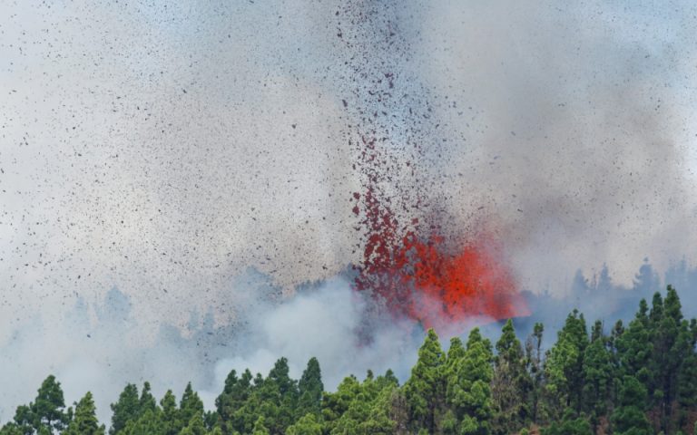 Λα Πάλμα: Εξερράγη το ηφαίστειο Κούμπρε Βιέχα (βίντεο)
