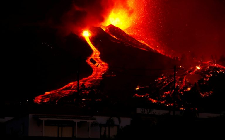Έκρηξη ηφαιστείου: Η λάβα του Κούμπρε Βιέχα «καταπίνει» σπίτια – Χιλιάδες κάτοικοι εκκένωσαν την περιοχή (φωτογραφίες)