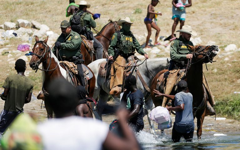 ΗΠΑ: Έφιπποι συνοριοφύλακες κυνηγούν με μαστίγια μετανάστες (εικόνες)