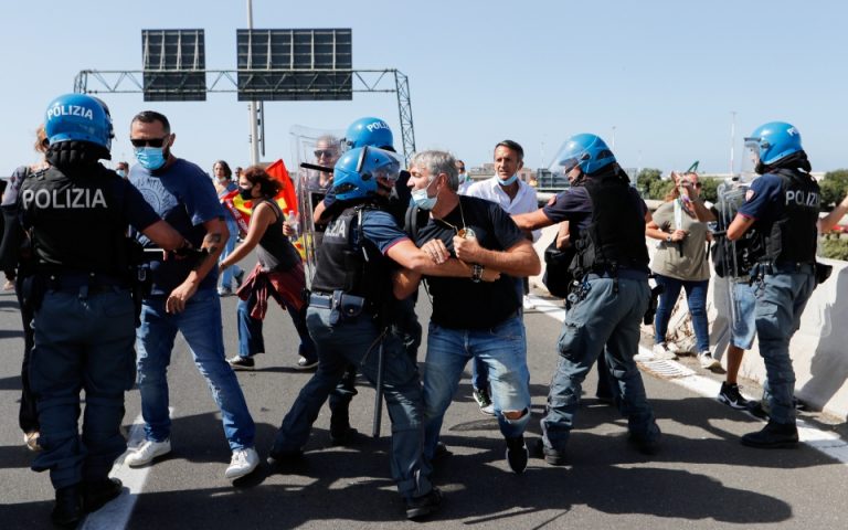 Ιταλία: Ένταση μεταξύ αστυνομικών και εργαζομένων στην Αlitalia (φωτογραφίες)