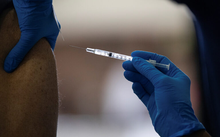Εμβολιασμός κατά της γρίπης: Όλα όσα πρέπει να γνωρίζουμε – Ενημέρωση του υπουργείου Υγείας