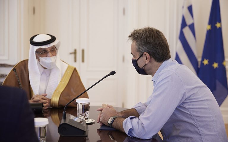 Συνάντηση Μητσοτάκη στο Μαξίμου με τον υπουργό Επενδύσεων της Σαουδικής Αραβίας