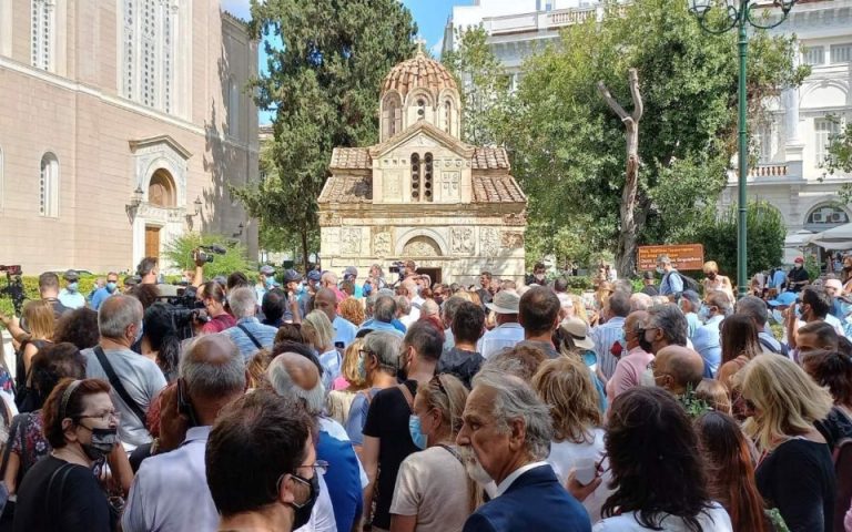 Μίκης Θεοδωράκης: Πλήθος κόσμου στη Μητρόπολη για το λαϊκό προσκύνημα (φωτογραφίες)