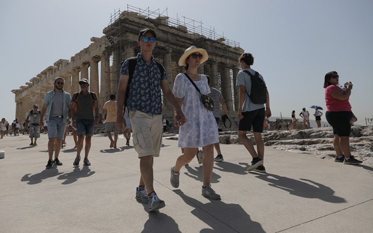 Κικίλιας: Η Ελλάδα θα υποδέχεται επισκέπτες από τις ΗΠΑ έως το τέλος της τουριστικής περιόδου