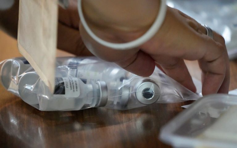 Πλαστά πιστοποιητικά: Έλεγχοι σε δέκα εμβολιαστικά κέντρα