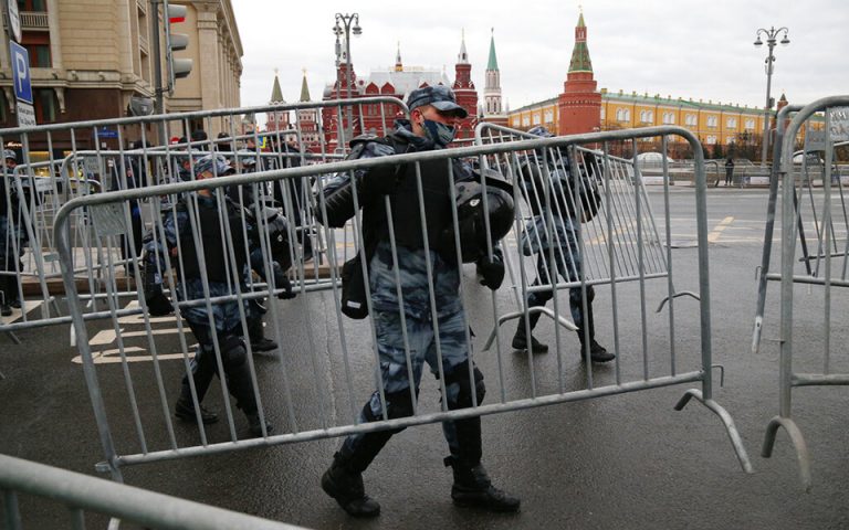 Ρωσία: Με διάταγμα Πούτιν προεκλογικές αυξήσεις σε αστυνομικούς και στρατιωτικούς