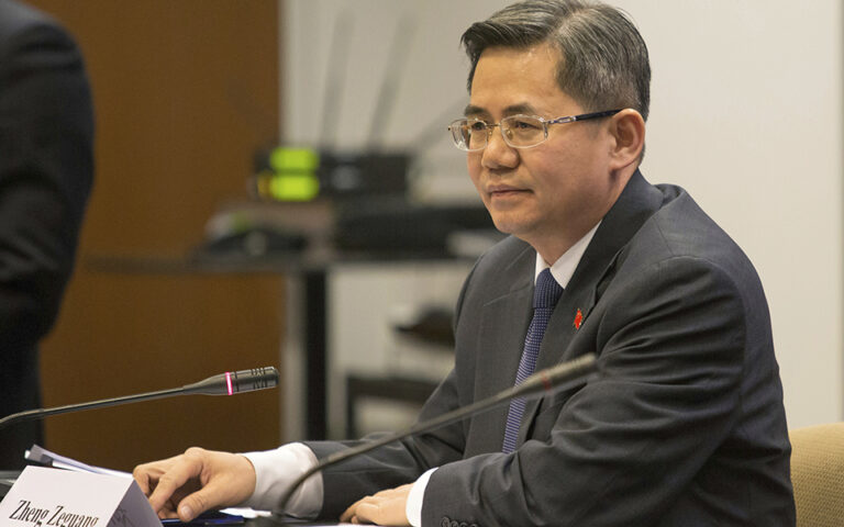 Κινέζος πρέσβης στο Λονδίνο: «Προσπάθειες περιορισμού ή πολιορκίας της Κίνας πάντα θα αποτυγχάνουν»
