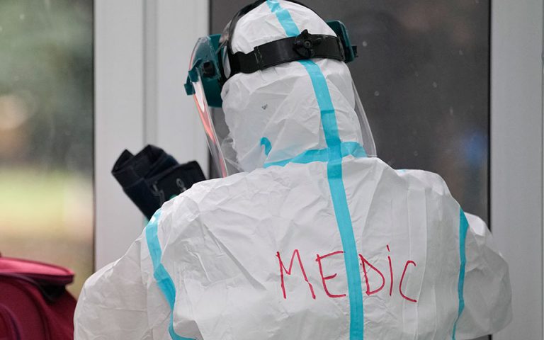 Κορωνοϊός: «Η νόσος με ισοπέδωσε» – Συγκλονιστικές μαρτυρίες γιατρών που νοσηλεύτηκαν σε ΜΕΘ