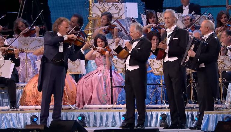 Μίκης Θεοδωράκης: Διάσημος Ολλανδός βιολιστής αποχαιρετά τον Έλληνα συνθέτη με τον «Ζορμπά»