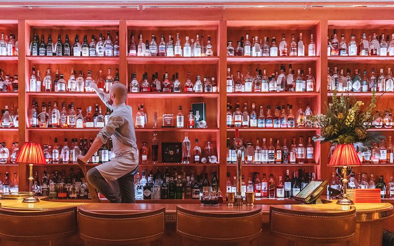 Στο περίφημο The Quaich Bar του Craigellachie Hotel σας περιμένουν πάνω από 1.000 ετικέτες ουίσκι. 
Φωτ. Till Britze Photography