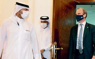 Οι ΥΠΕΞ Κατάρ και Βρετανίας, Αλ Θάνι και Ντ. Ράαμπ, χθες, στην Ντόχα (φωτ. REUTERS).
