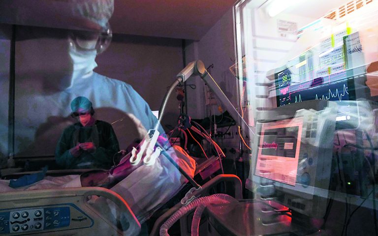 Κορωνοϊός: Νέα δοκιμασία για τα νοσοκομεία έκρηξη κρουσμάτων, ανεμβολίαστοι και κενές θέσεις