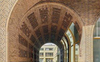 Στo νέο κτίριο που σχεδίασαν Ολλανδοί αρχιτέκτονες σε ιστορική γειτονιά του Αμστερνταμ υπάρχει εκτεταμένη χρήση τούβλου, κατά την παράδοση της σχολής του Αμστερνταμ. (Φωτ. MAX HART NIBBRIG)
