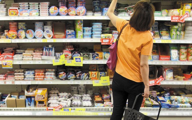 Μείωση του ΦΠΑ στα τρόφιμα ζητούν τα σούπερ μάρκετ