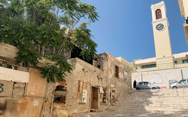 Γηρασμένα και ετοιμόρροπα κτίρια στην Ερμούπολη