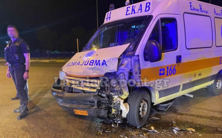 Λαμία: Σφοδρή σύγκρουση οχήματος με ασθενοφόρο