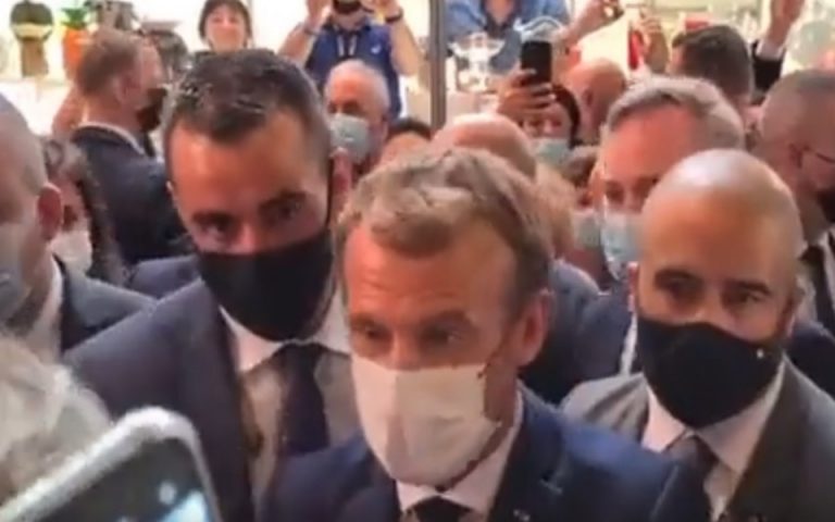 Γαλλία: Πέταξαν αντικείμενο στον Μακρόν (βίντεο)