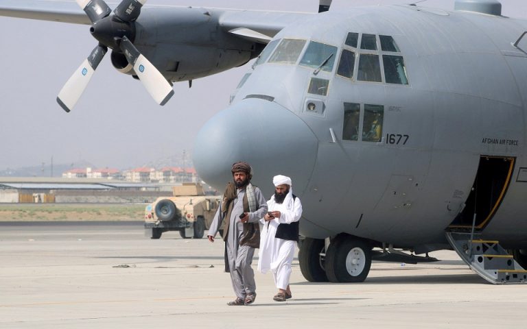 Αφγανιστάν: Οι Ταλιμπάν περιεργάζονται τα αμερικανικά αεροσκάφη που βρήκαν (βίντεο)