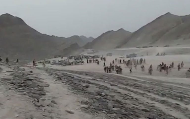 Καραβάνια Αφγανών διασχίζουν τα σύνορα (βίντεο)