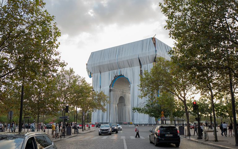 Παρίσι: Η Αψίδα του Θριάμβου καλυμμένη με χιλιάδες μέτρα υφάσματος (φωτογραφίες & βίντεο)