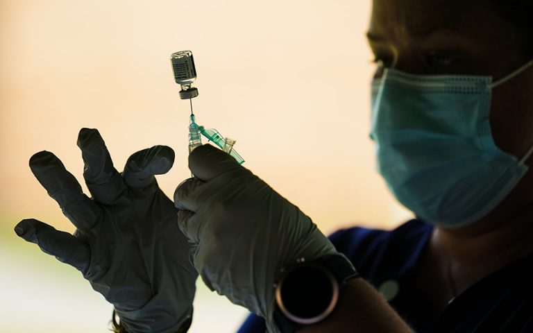 Εμβολιασμός: Ασφαλής η τρίτη δόση, πιθανή χορήγηση και στον γενικό πληθυσμό