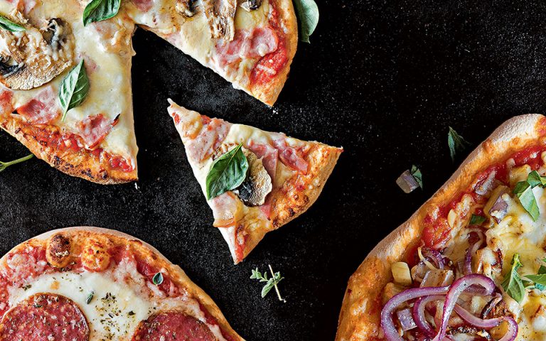 Γαστρονόμος: Η τέλεια ζύμη για πίτσα και τρεις συνταγές για να την απολαύσετε